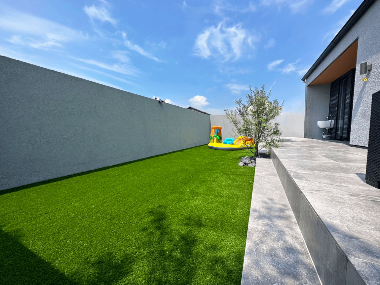 視線を完全に遮断する高さ2mのグランドアートウォールを施工した富士市の外構写真