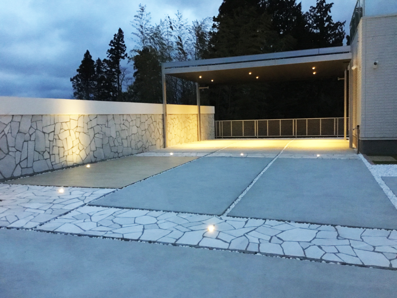 夜間ライトアップされた植栽とグランドアートウォールの美しい陰影が映える御殿場市の外構デザイン写真