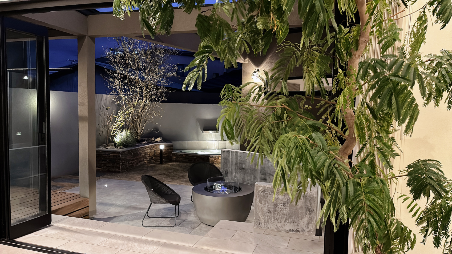 【静岡・富士市】グランドアートウォールで叶えるプライベート中庭｜炎と水が調和する癒しの外構デザイン