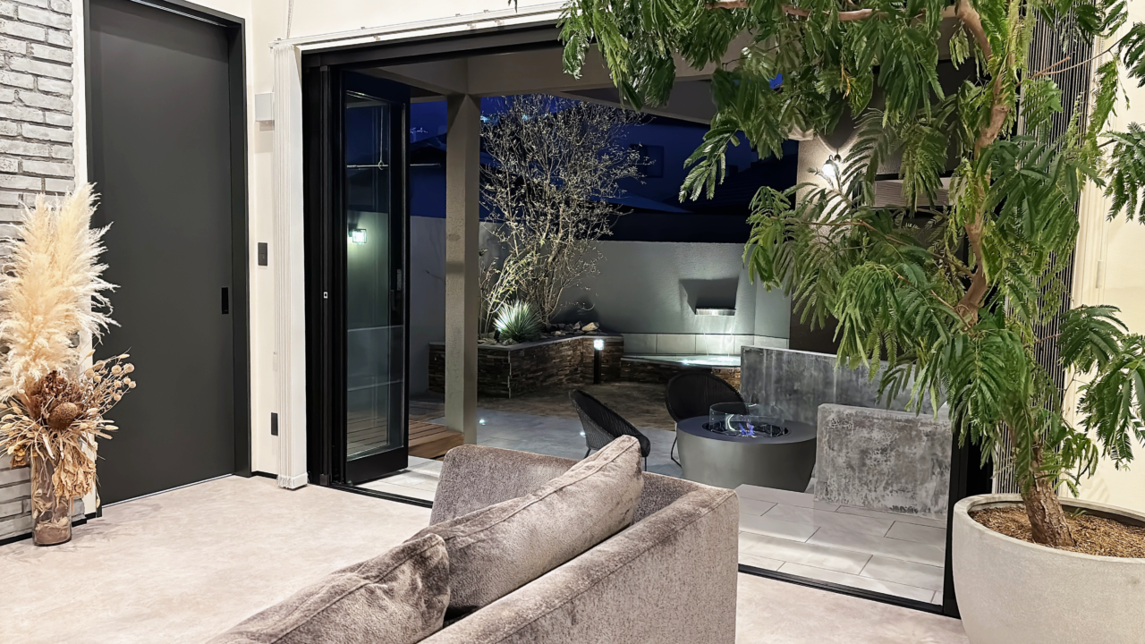 グランドアートウォールで囲まれた中庭外構。富士市でのプライベート空間の施工例